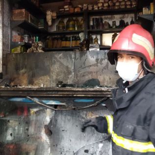 آتش نشانی نیشابور - حریق مغازه لبنیاتی توسط آتش نشانان خاموش شد 